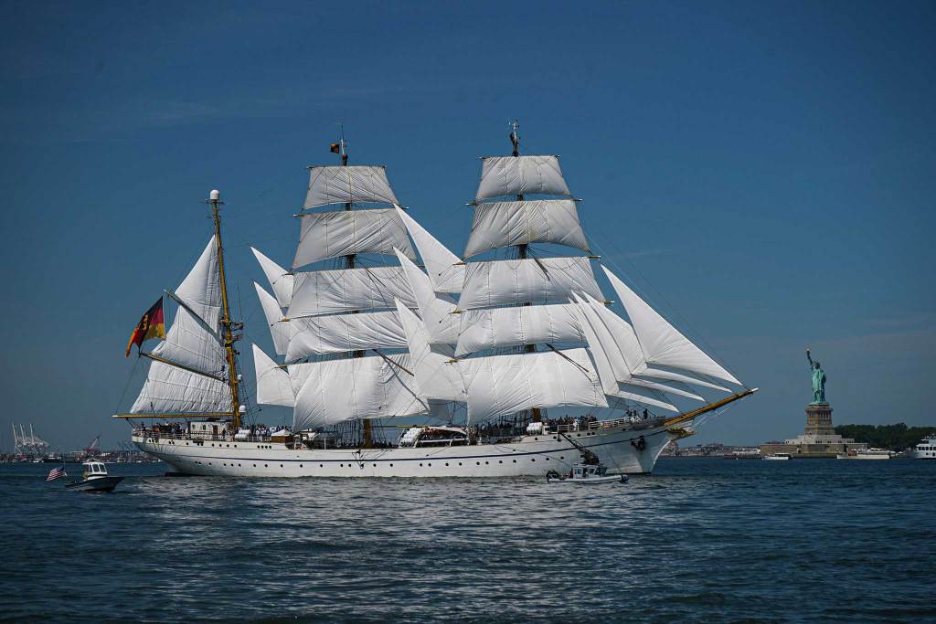 5-sisters-Gorch-Fock-DSC02648-(2) Tallship in New York with the statue of liberty