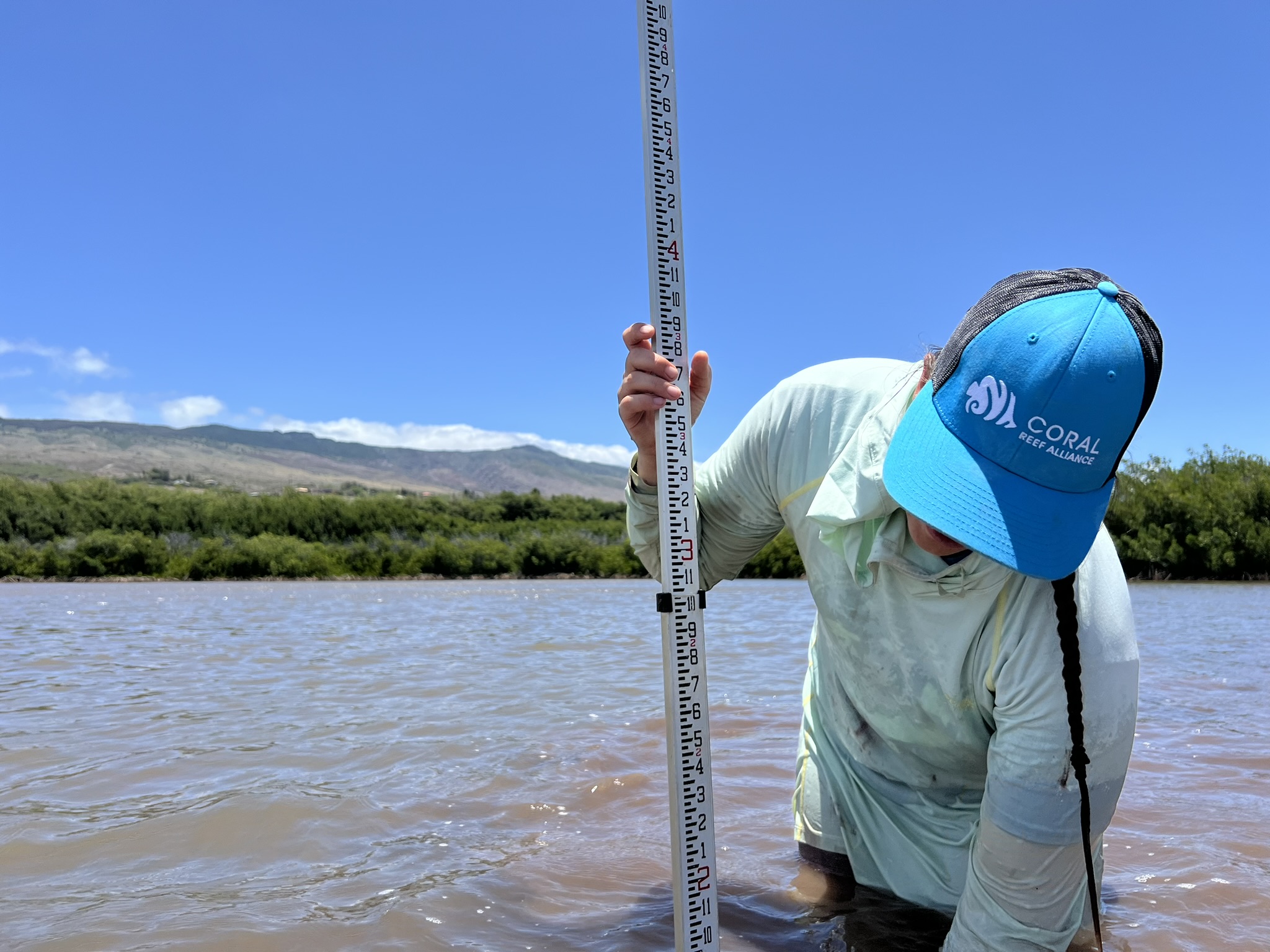 Sarah Severino, investigadora del proyecto CORAL, analiza la turbidez del agua en Molokai