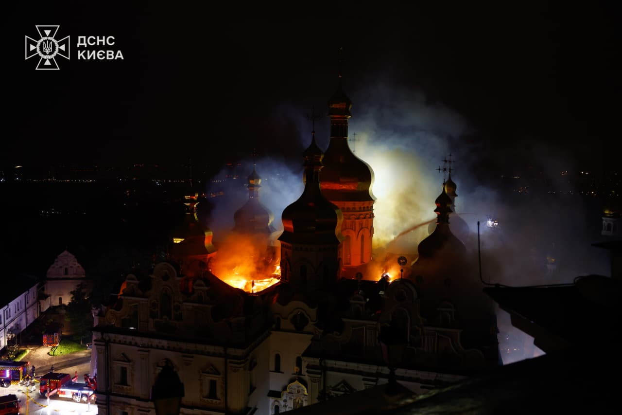 Fire at the main cathedral of the Kyiv Pechersk Lavra during the night. Russia attacked it with a Geran-2 drone, the Russian version of the Iranian Shahed drone. Source: State Emergency Service of Ukraine.