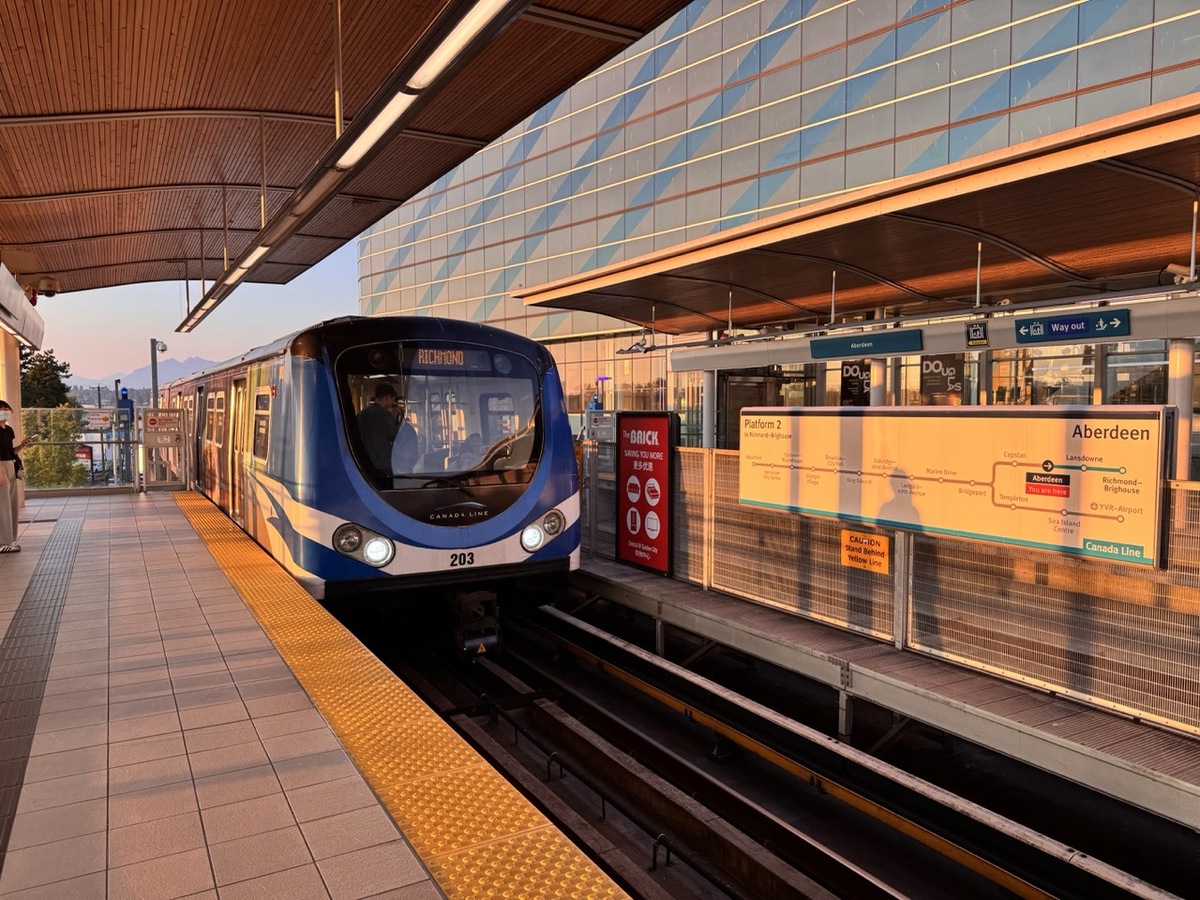 https://static.tvtropes.org/pmwiki/pub/images/skytrain_canada_line_train.jpeg