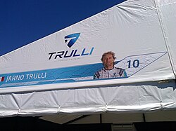 Toit d'un stand, lors d'un évènement automobile, sous un ciel bleu.