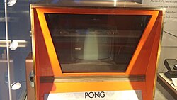 Ảnh ngang cho thấy nửa trên một thùng arcade màu cam