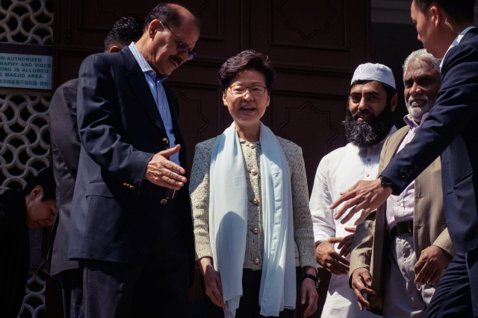 香港特首林鄭月娥親自前往九龍清真寺,登門解釋昨日的「意外」並致歉。不過會談30分...