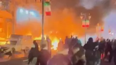 የእሳት ቃጠሎ እና ተቃዋሚዎች በምሽት የአራን ሰንደቅ ኣላማበሚታይበት ጎዳና ላይ