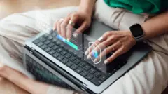 ላፕቶፕ እየተጠመች ያለች ሴት እጅ