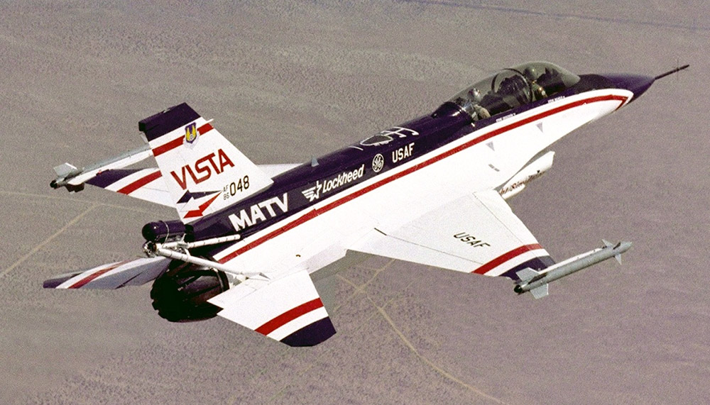 The NF-16D test airplane could be recognised by the spin recovery parachute above the exhaust. (photo: NASA/WikiMedia) Image