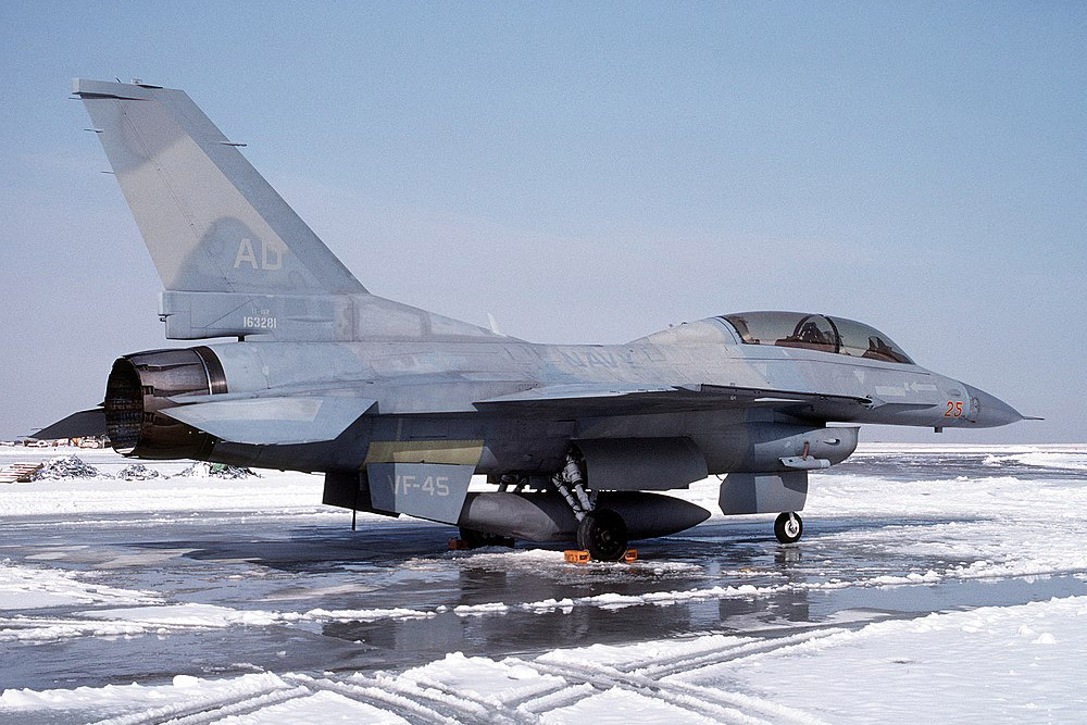 The TF-16N has a similar antenna under the air intake as the F-16N, but of course a dual seat. (photo: US Navy/WikiMedia) Image