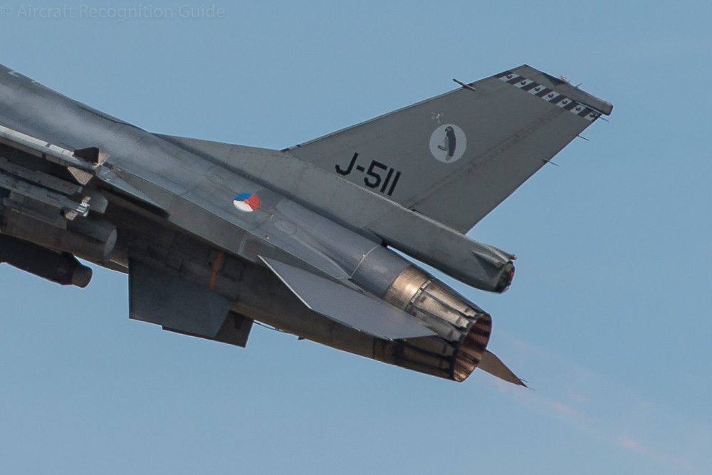 All F-16A/Bs and some F-16C/Ds are powered by a Pratt & Whitney engine, that has narrow, straight petel plates. Image