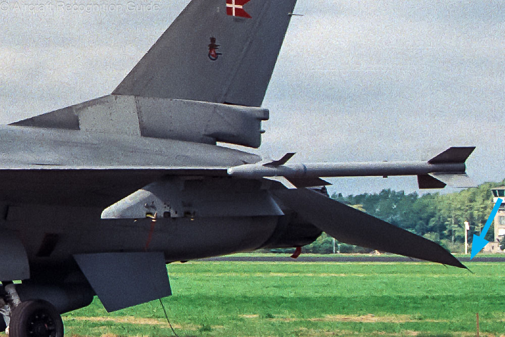 The small horizontal stabilisers of the F-16 up to Block 10 have no cut-off rear corner as easy recognition point. Image