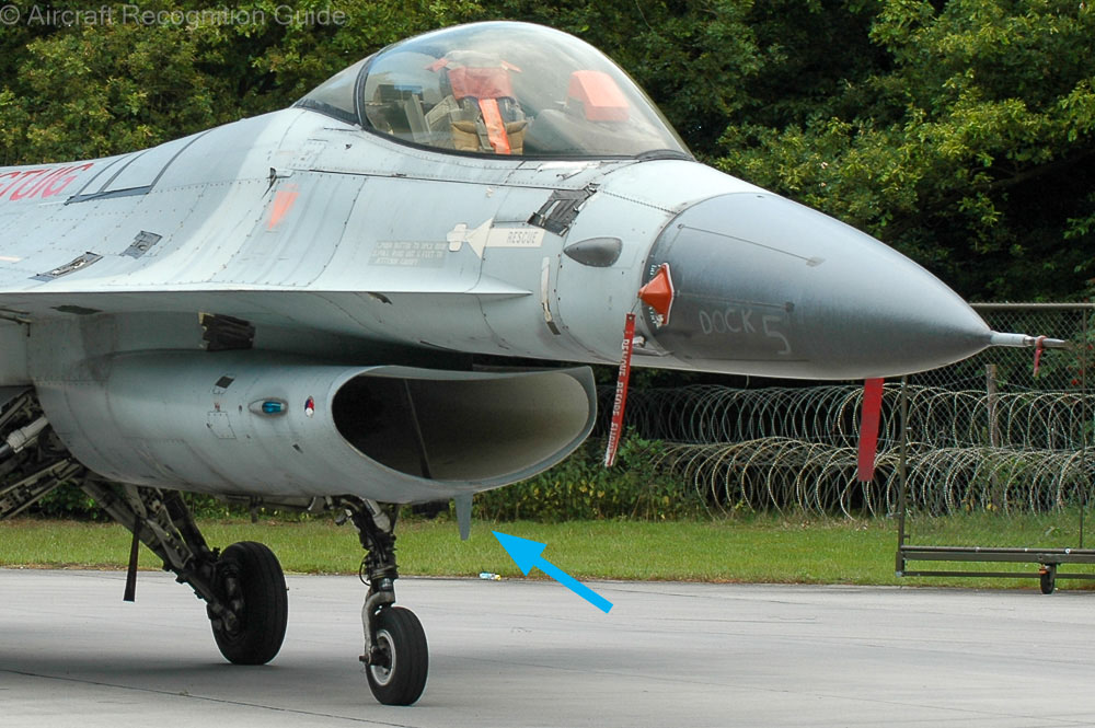 The blade antenna of the Block 10 F-16A, in front of the nose gear, is triangular. Image
