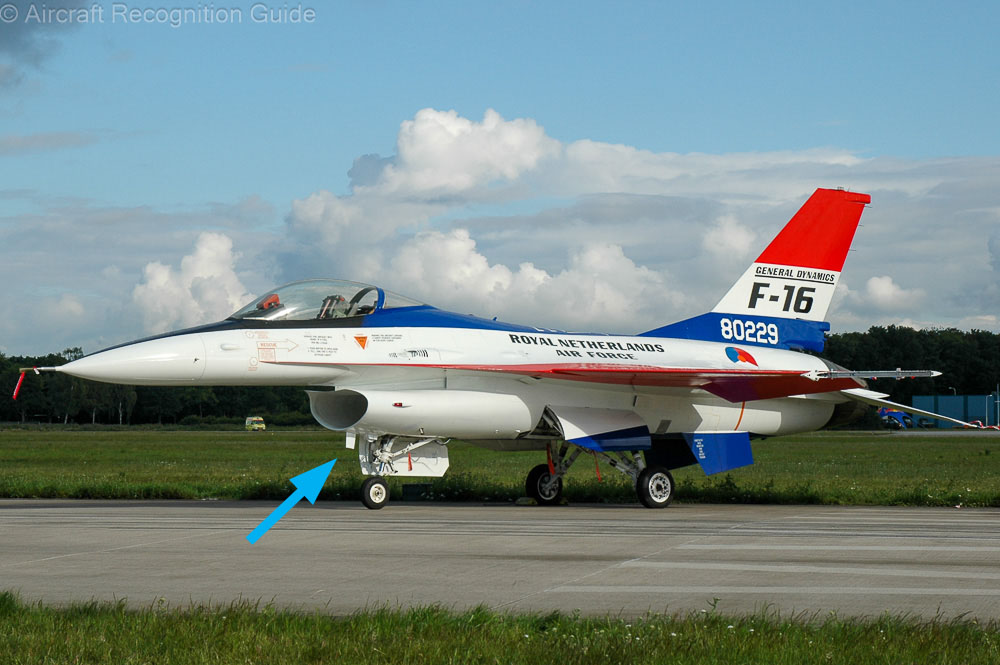 The first F-16 production versions, up to Block 10, have a blade antenna in front of the nose gear. On this F-16A Block 5 it is rectangular (see blue arrow). Compare it to the Block 10's antenna below! Image