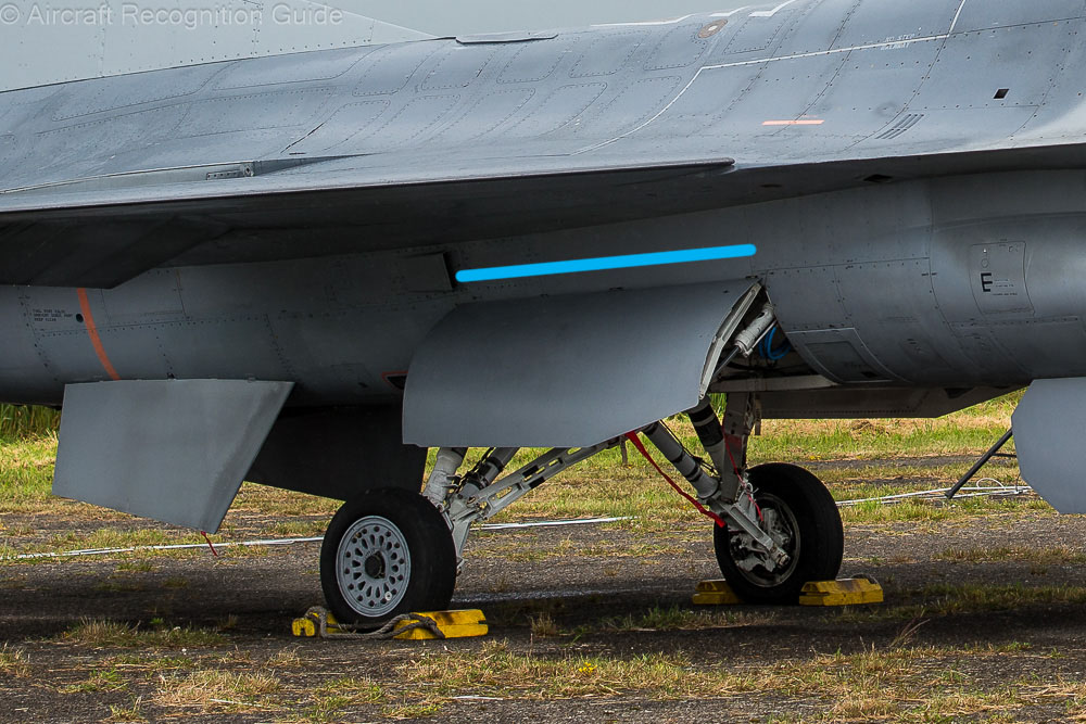 Up to the Block 40 F-16s have main gear doors with a straight upper side. Also note the wheel rims with many holes. Image