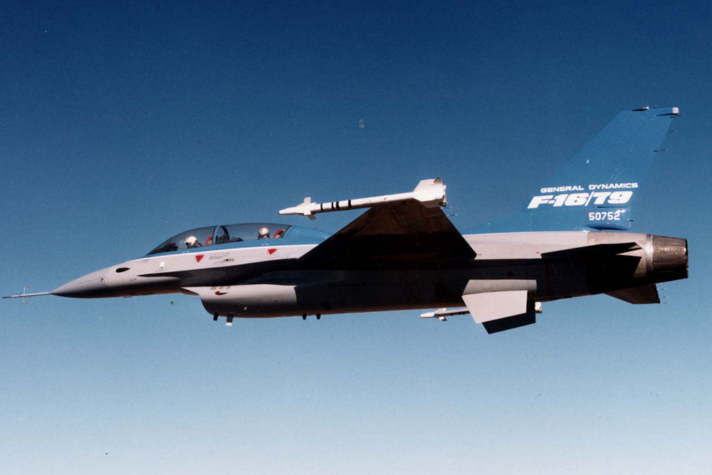 The longer exhaust of the J79 is the main recognition point of the F-16/79, here in the shape of an F-16B. (photo: WikiMedia) Image