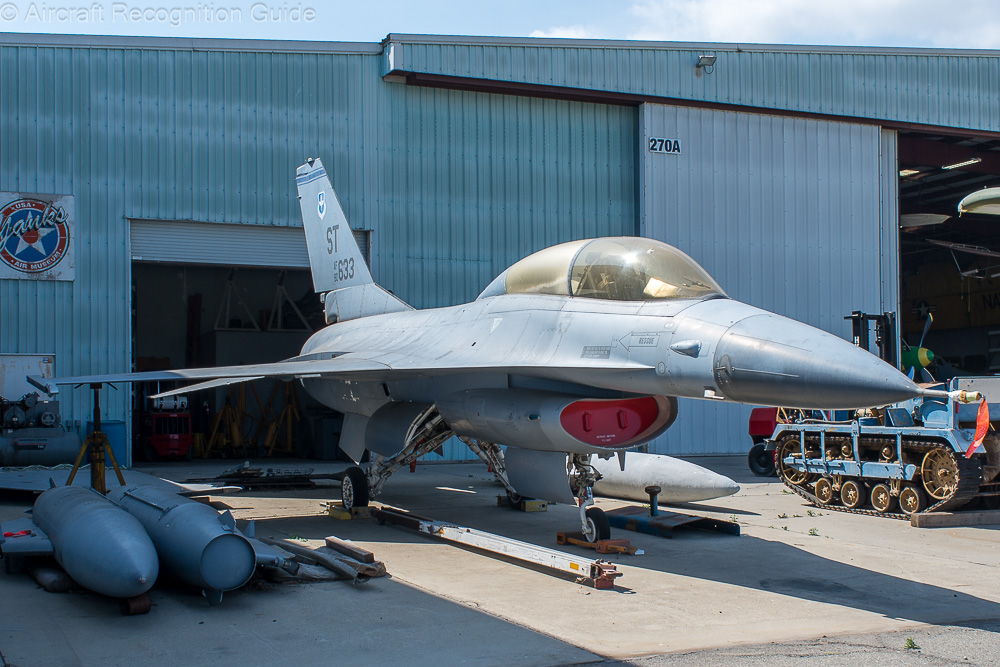 This is an F-16B Block 10, recognised by the triangle shaped blade antenna below the air intake, in front of the nose gear. Image