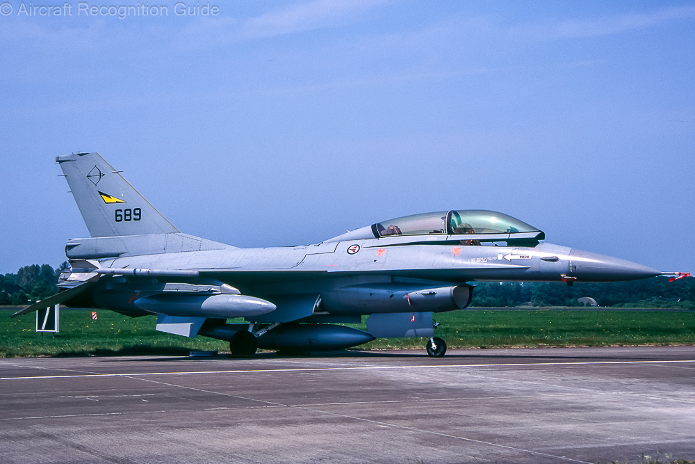 A two seater F-16 without blade antenna below the air intake and four narrow antennas in front of the canopy, so this must be an F-16B Block 15. Image