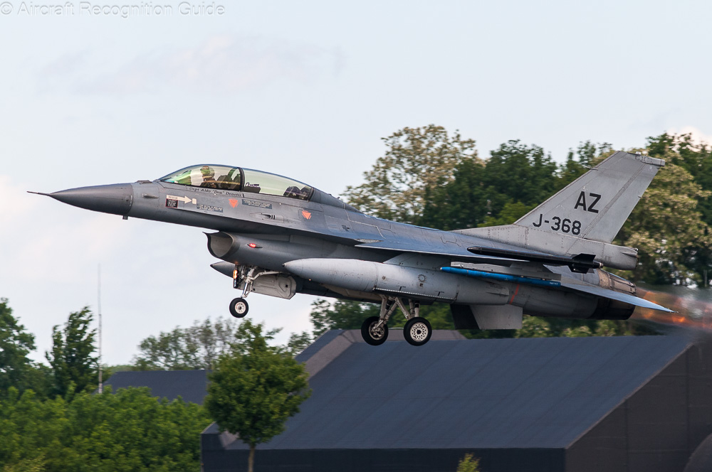 Even from a distance you can see the F-16BM's typical four blade antennas in front of the canopy. Image