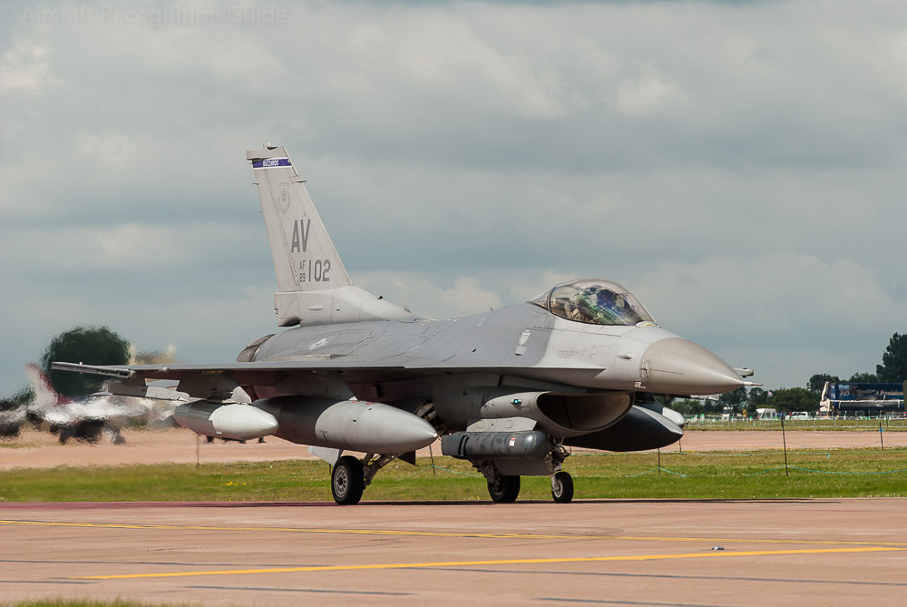 The LANTIRN pod at the side of the air intake is clearly visible on the F-16C Block 40. Other features like the landings lights and main gear doors, are a bit hidden. Image