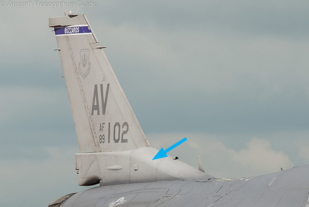 On this detail of the tail you can clearly see where the base of the vertical stabiliser becomes wider, the key feature of the F-16C compared to the F-16A. Image