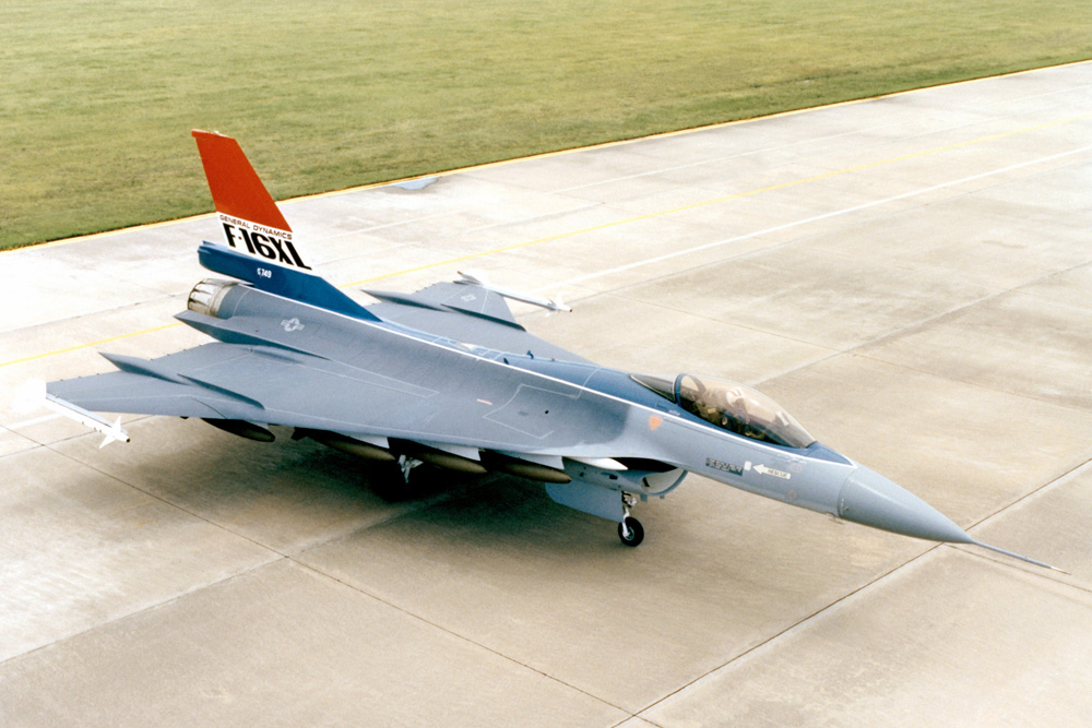 The large delta wings of the F-16XL are evident on this photo, as is the lack of horizontal stabilisers. (photo: WikiMedia) Image
