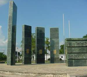 Mausoleo pino3 cruz.jpg