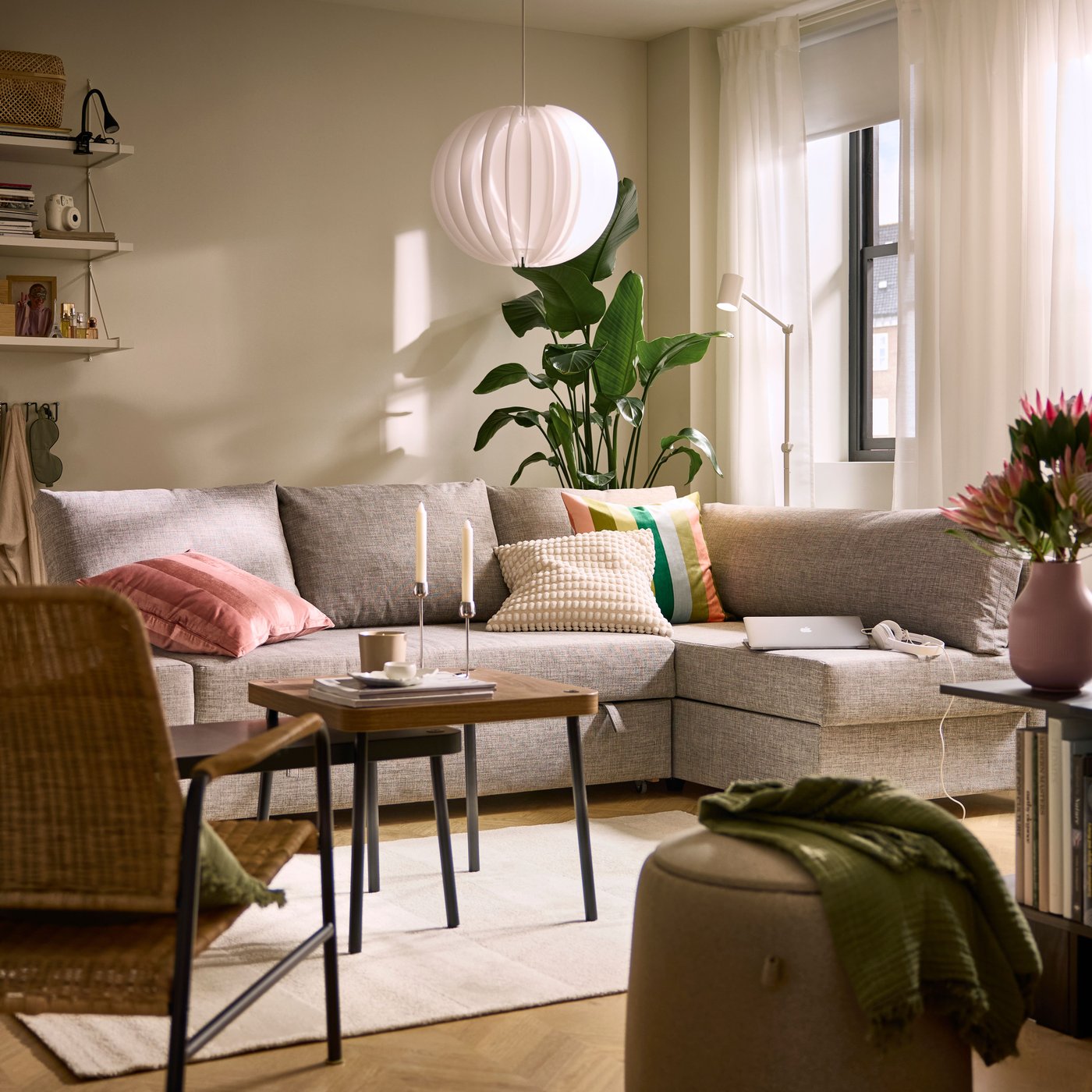 A black NÄVLINGE LED clamp spotlight in the living room