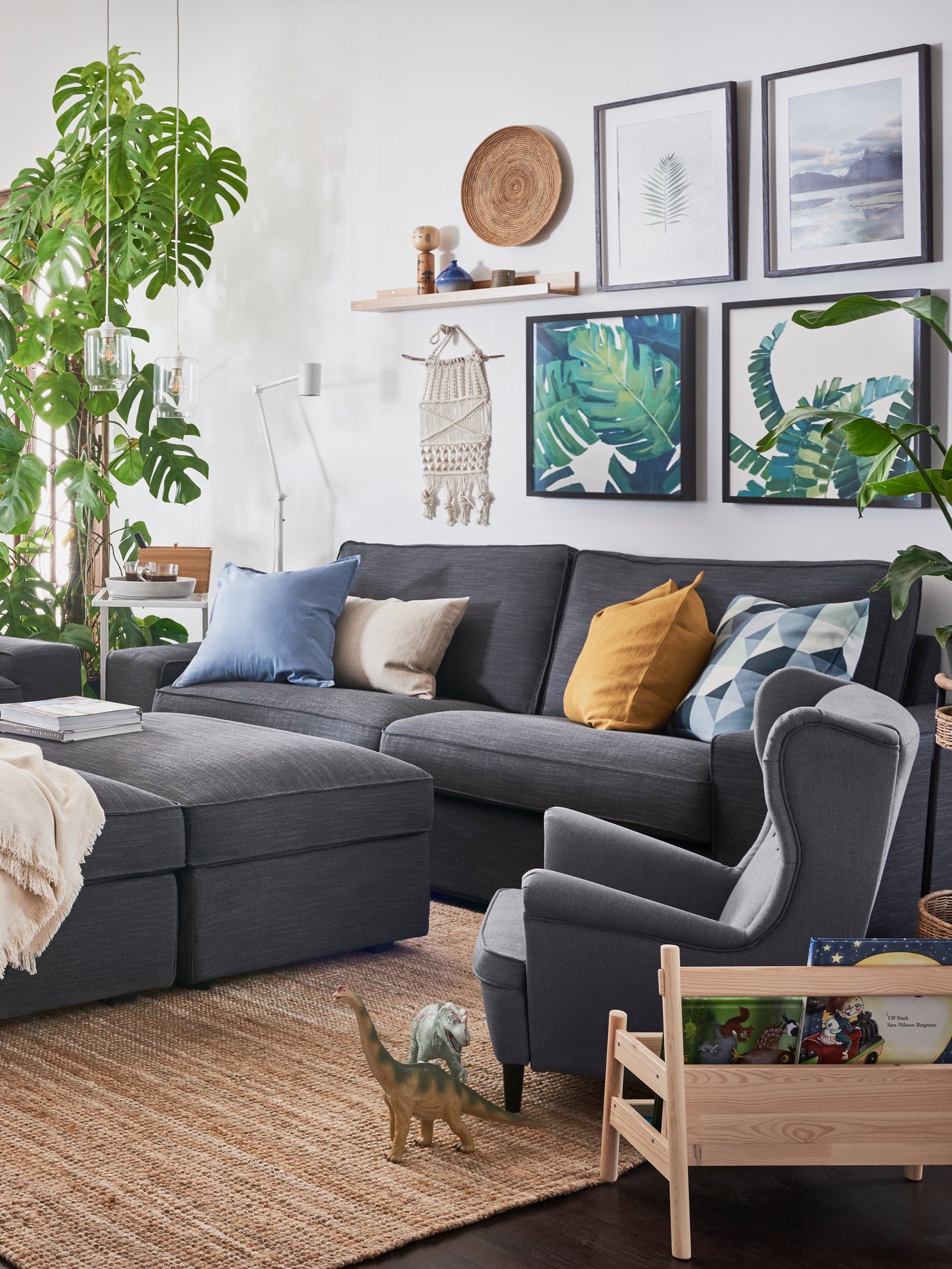 A natural LOHALS rug, flatwoven in the living room