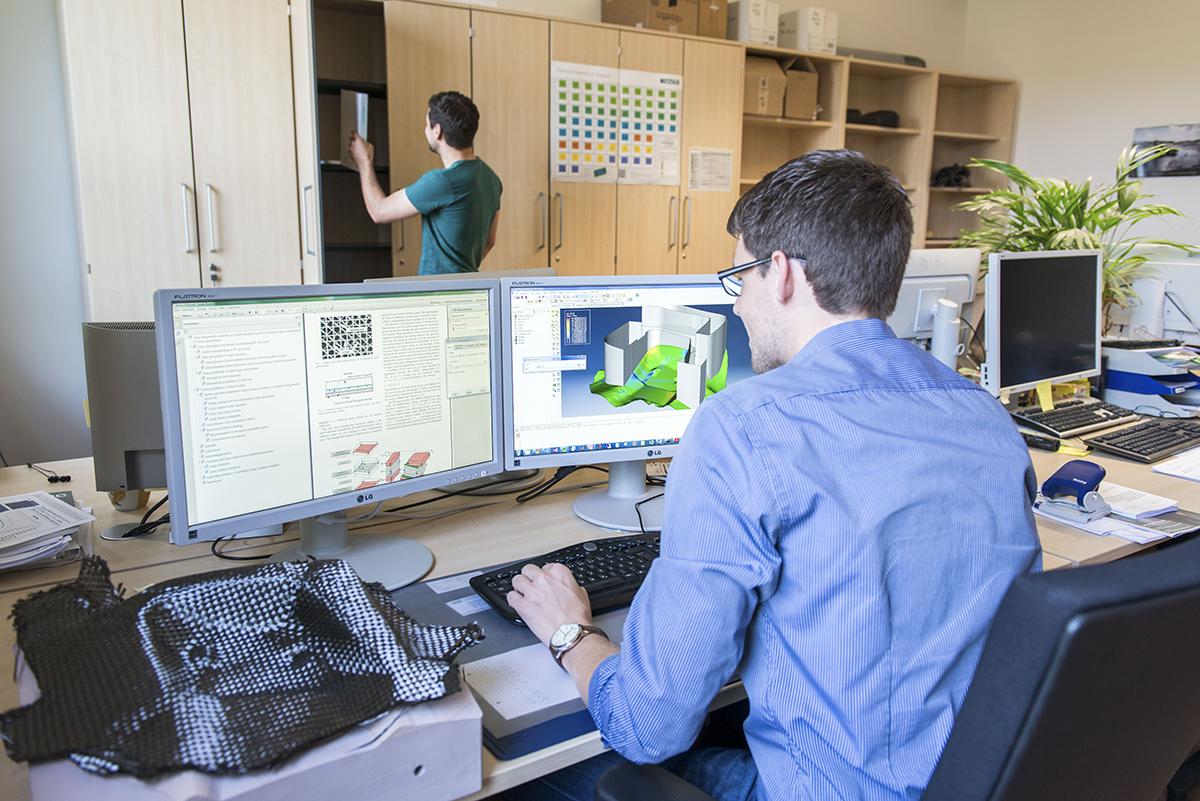 Wissenschaftler arbeitet am PC mit Simulationstool zur Optimierung von Leichtbauwerkstoffen.ngsprozess zu optimieren.