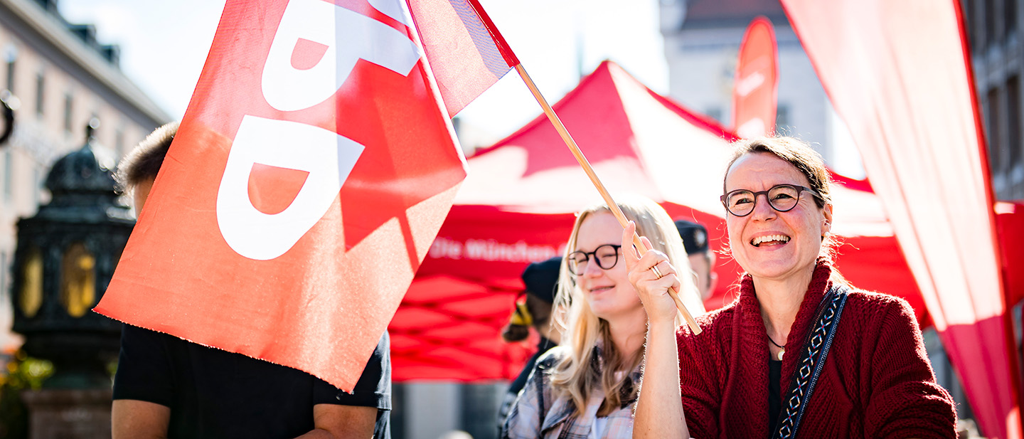 photothek Foto: Teilnehmer*innen einer Kundgebung mit SPD-Fahne